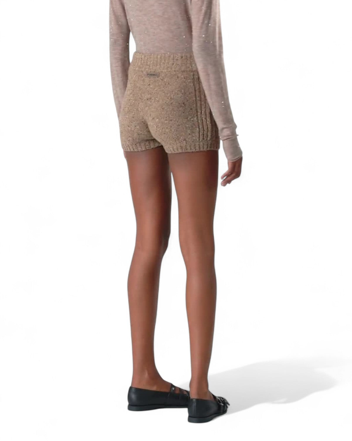Vista posteriore dei shorts vita alta PINKO in maglia bouclè cammello, con logo e dettagli a costine per look casual chic.