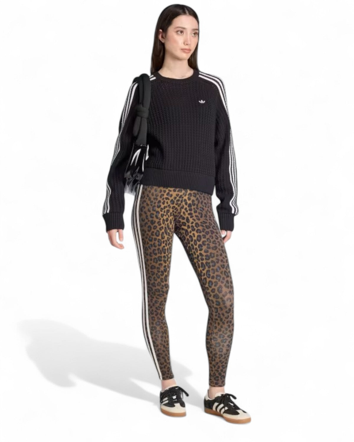 Outfit donna con leggings Leopard 3-Stripes Adidas e felpa coordinata, perfetto per un look sportivo e confortevole nella stagione invernale.