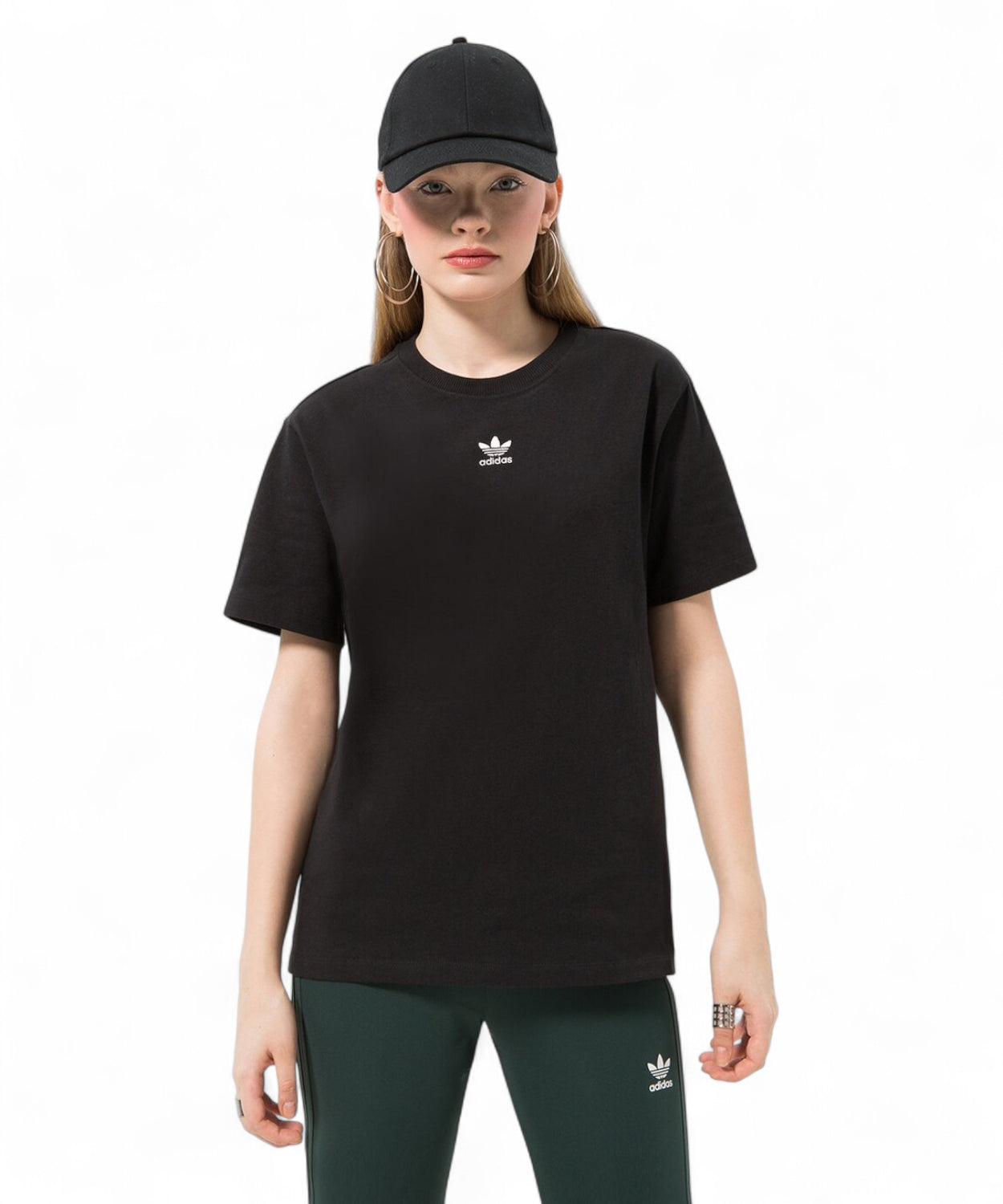 T-shirt adidas Adicolor Essentials comoda e autentica da donna in cotone nero con logo bianco, perfetta per look casual invernali.