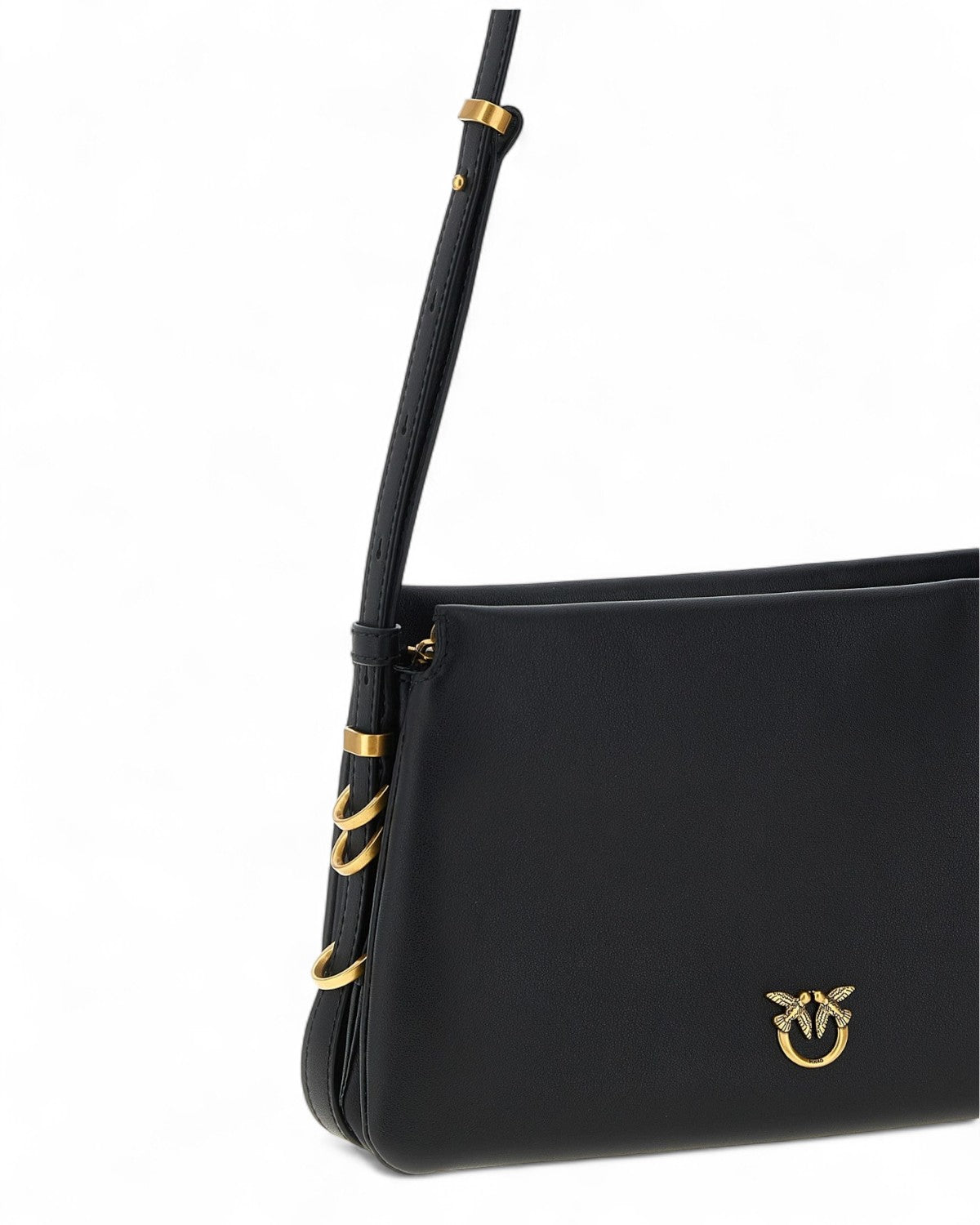 Dettaglio laterale della Borsa Tracolla Pelle Vitello Triplet Mini Compatta con finiture dorate e logo frontale, perfetta per look invernali da donna.