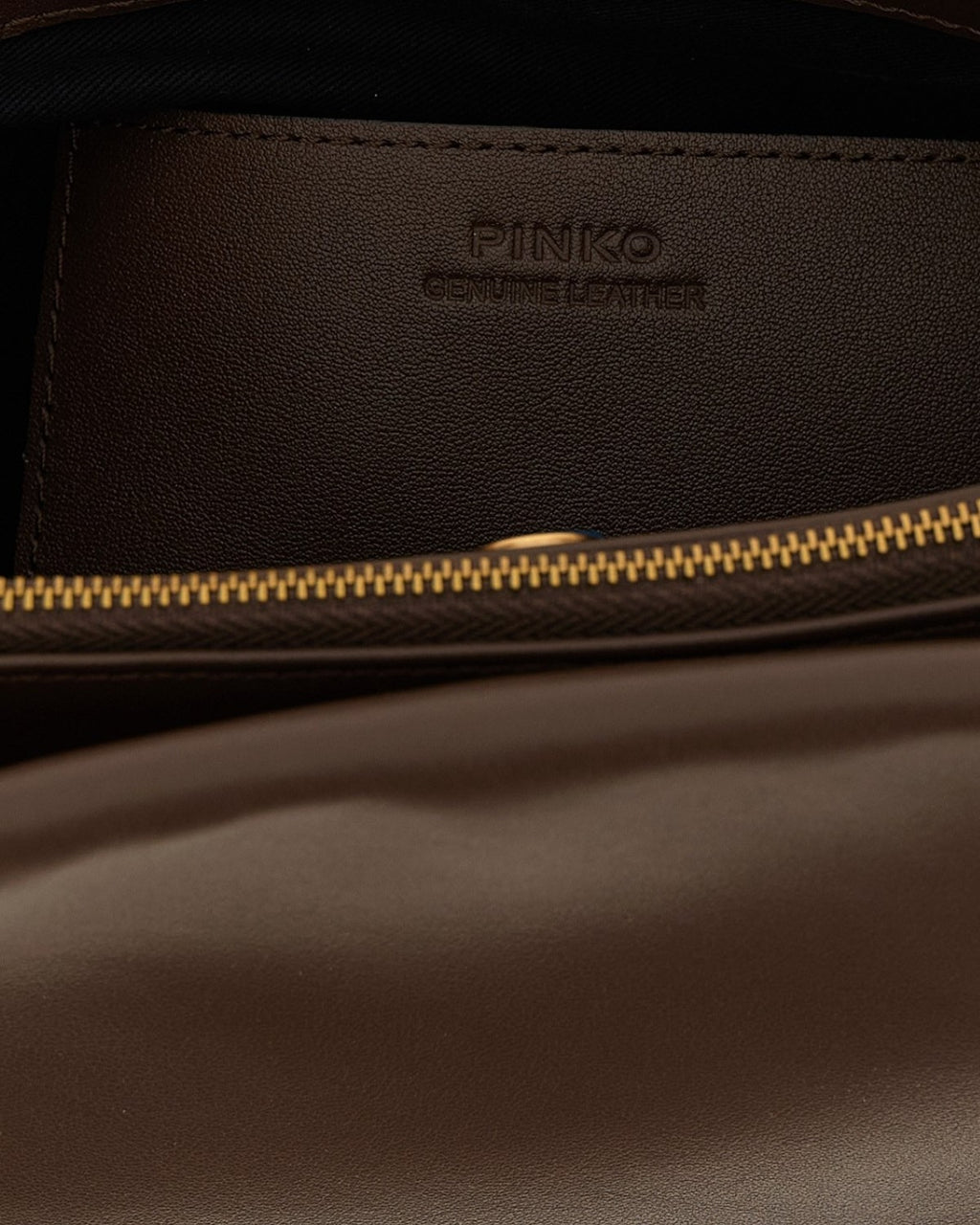 Interno della Borsa a Tre Soffietti in Pelle con logo Pinko impresso e chiusura con zip dorata, realizzata in vera pelle.