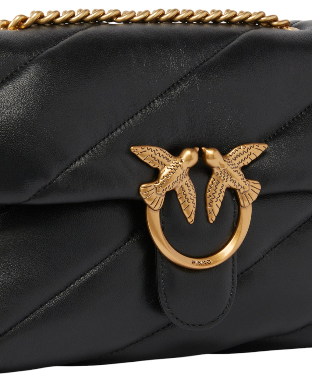Dettaglio della fibbia iconica Love Birds dorata sulla Borsa Love Puff. Accessorio must-have per la stagione FW26 donna.