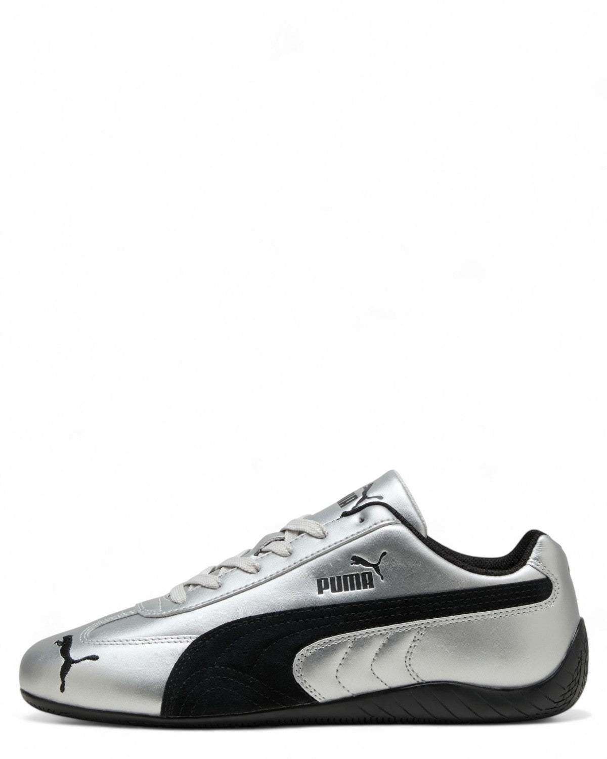 Puma Speedcat Metallic | Sneakers unisex in argento metallizzato e nero, vista laterale destra con logo Puma e suola racing.