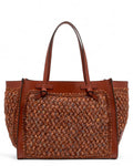 Shopping Bag Marcella: eleganza e versatilità in una borsa a spalla intrecciata color cuoio, perfetta per look sofisticati invernali.
