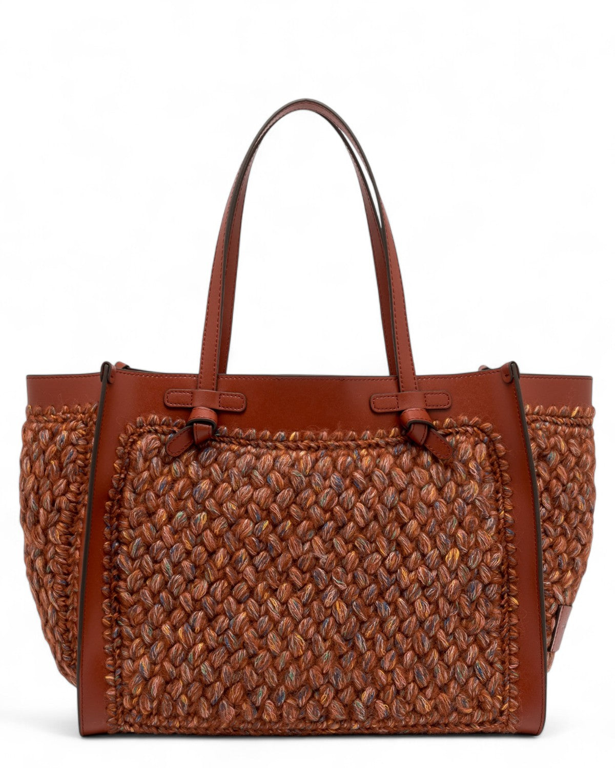 Shopping Bag Marcella: eleganza e versatilità in una borsa a spalla intrecciata color cuoio, perfetta per look sofisticati invernali.