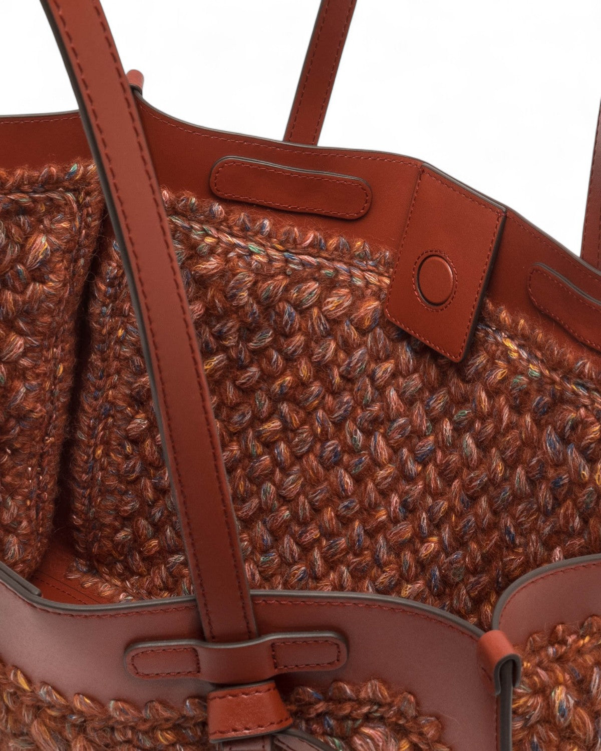 Dettaglio interno della Shopping Bag Marcella con lavorazione intrecciata e chiusura magnetica, spaziosa e funzionale per ogni occasione.