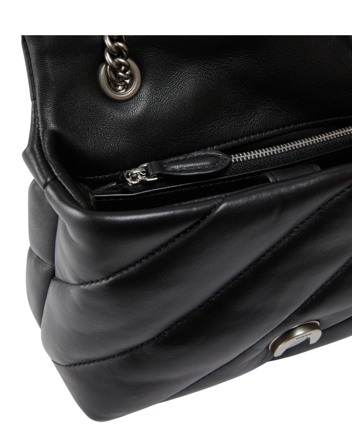 Dettaglio interno della Borsa Love Puff Pinko in nappa trapuntata con zip e catena, ideale per un'organizzazione pratica e chic.