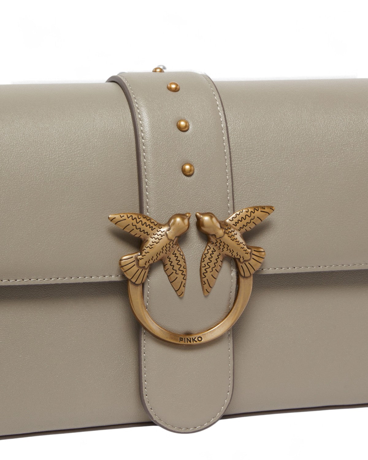 Dettaglio frontale della Love Bag Slouchy PINKO in pelle, con chiusura decorata da due uccellini dorati simbolo del brand.