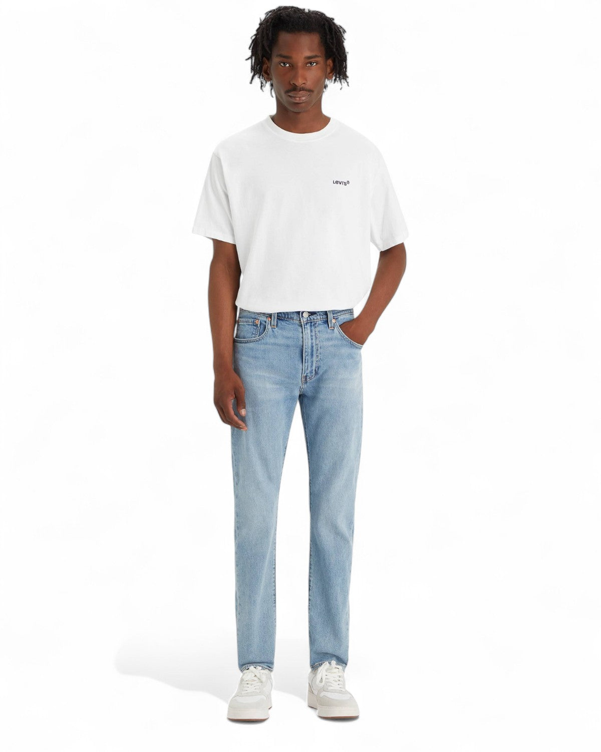 Jeans Levi's 512 Slim Taper indossati con t-shirt bianca e sneakers, perfetti per outfit invernali casual e versatili da uomo.