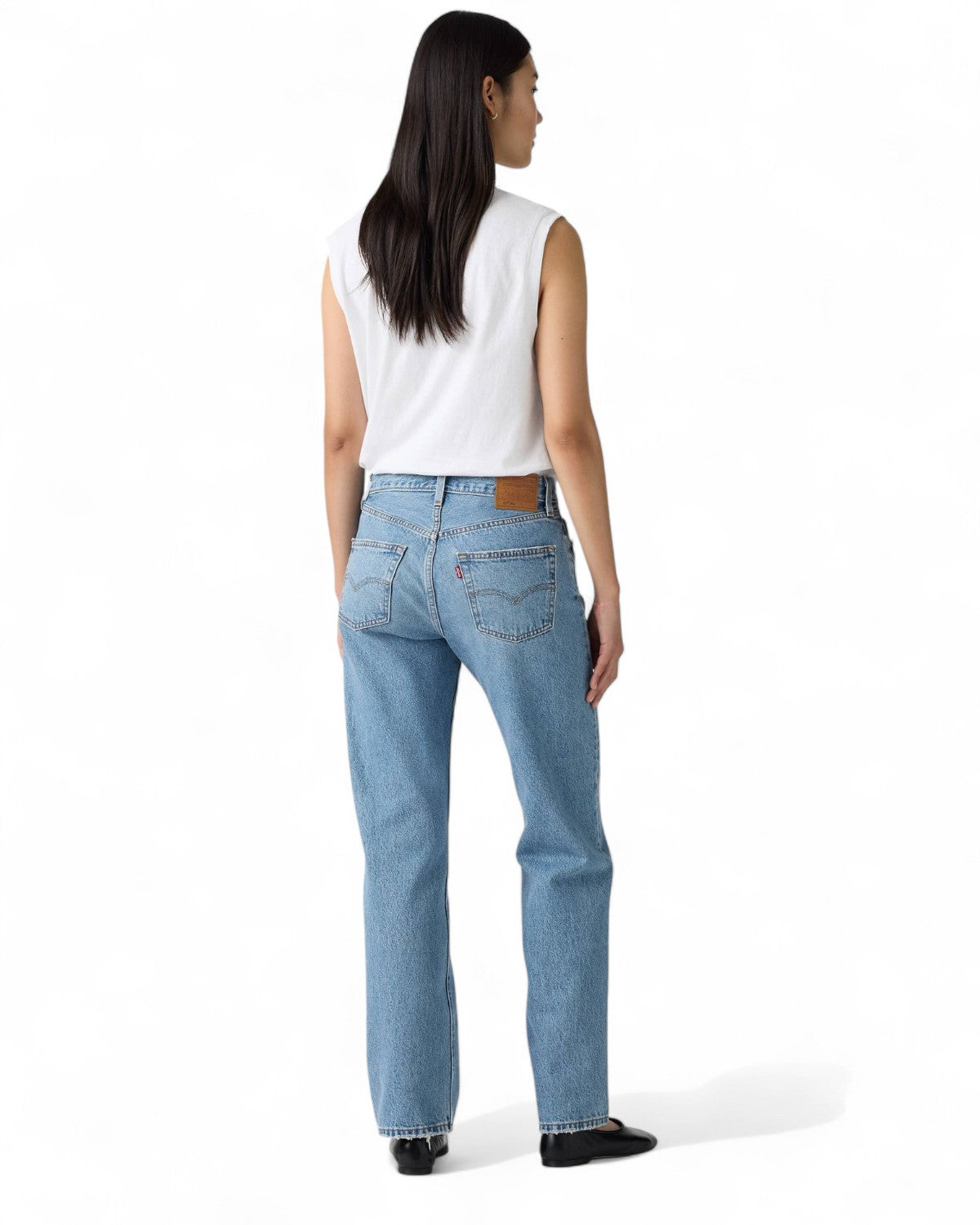 Retro dei Jeans Levi’s 501 anni ’90 da donna, tasche posteriori iconiche e patch in pelle, stile vintage autentico FW26.