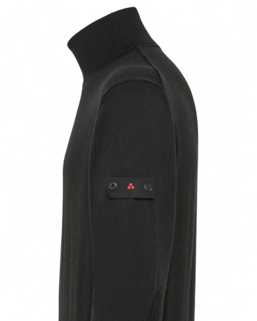 Dettaglio manica del dolcevita Peuterey Gorran 08 con logo Trilogy applicato sul braccio sinistro, stile elegante per l'inverno.