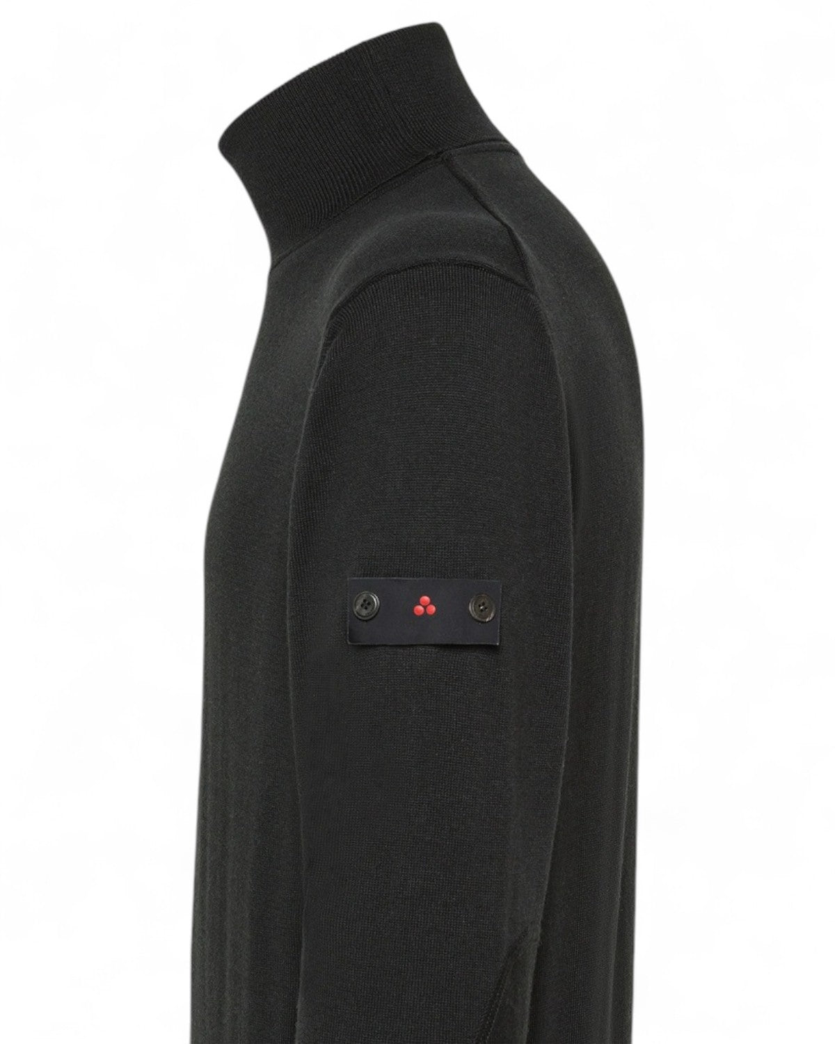 Dettaglio manica del dolcevita Peuterey Gorran 08 con logo Trilogy applicato sul braccio sinistro, stile elegante per l'inverno.