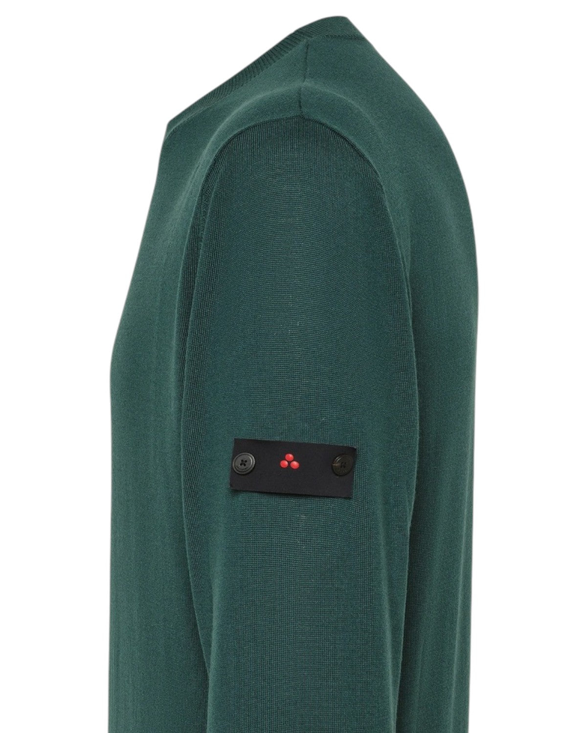 Dettaglio manica della Maglia Peuterey THERA in lana merino con logo discreto su patch nera e lavorazione fine, ideale per l'inverno.