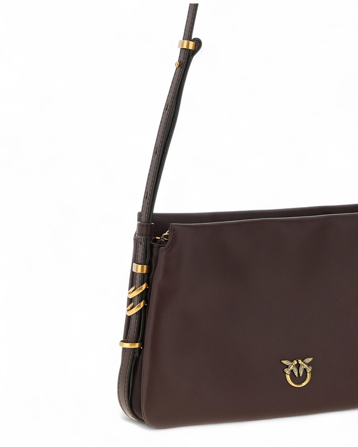 Dettaglio laterale della Borsa Tracolla Pelle Vitello Triplet Mini con finiture dorate e pelle di vitello, ideale per outfit da donna FW26.