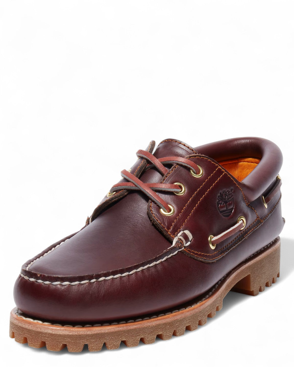 Scarpa da Barca Authentic Timberland da uomo vista angolata, tomaia in pelle premium e dettagli in metallo dorato per look invernale raffinato.