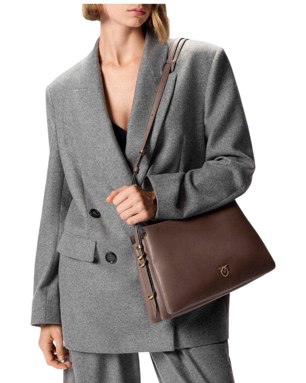 Modella con borsa a tracolla Pinko in pelle marrone a tre soffietti, accessorio chic per outfit da ufficio o tempo libero.