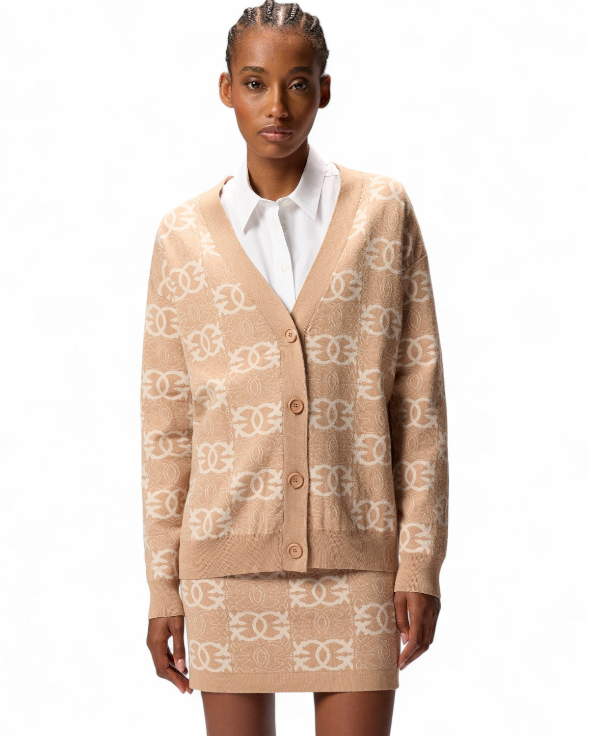 Cardigan oversize Pinko donna con logo jacquard Love Birds, indossato su camicia bianca e minigonna, perfetto per outfit invernali eleganti.