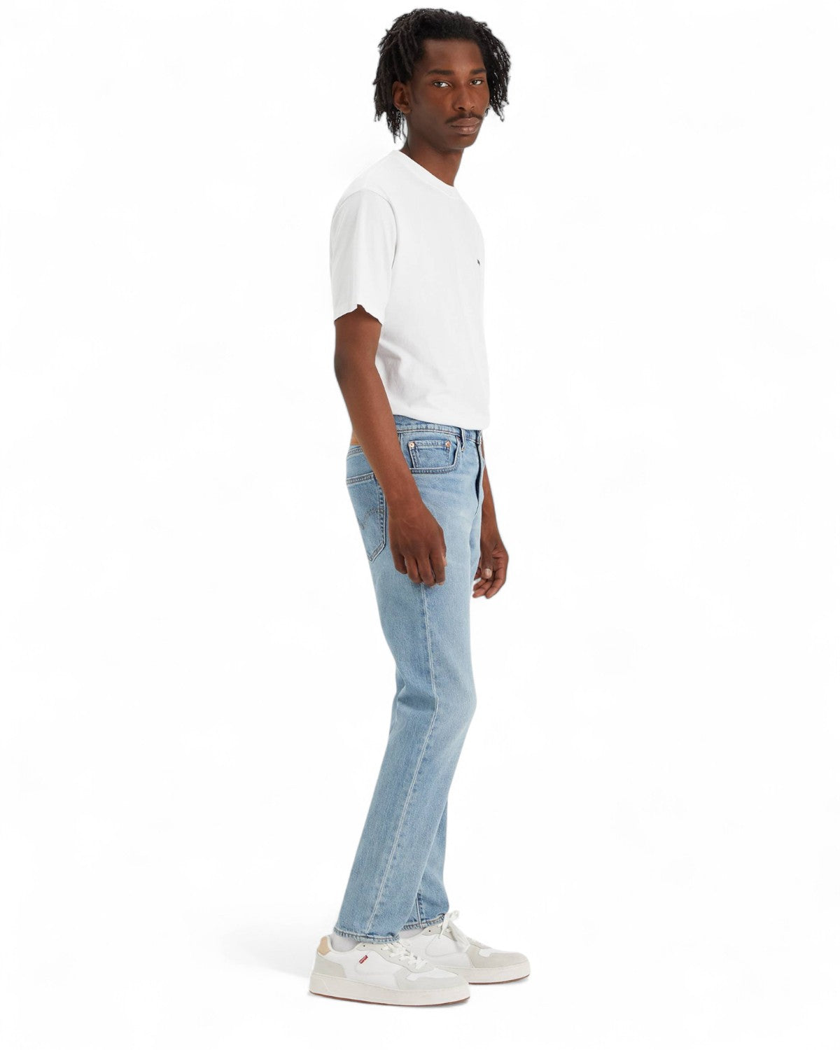 Profilo laterale dei Levi's 512 Slim Taper Jeans in denim chiaro, vestibilità slim e comfort ideale per ogni occasione.