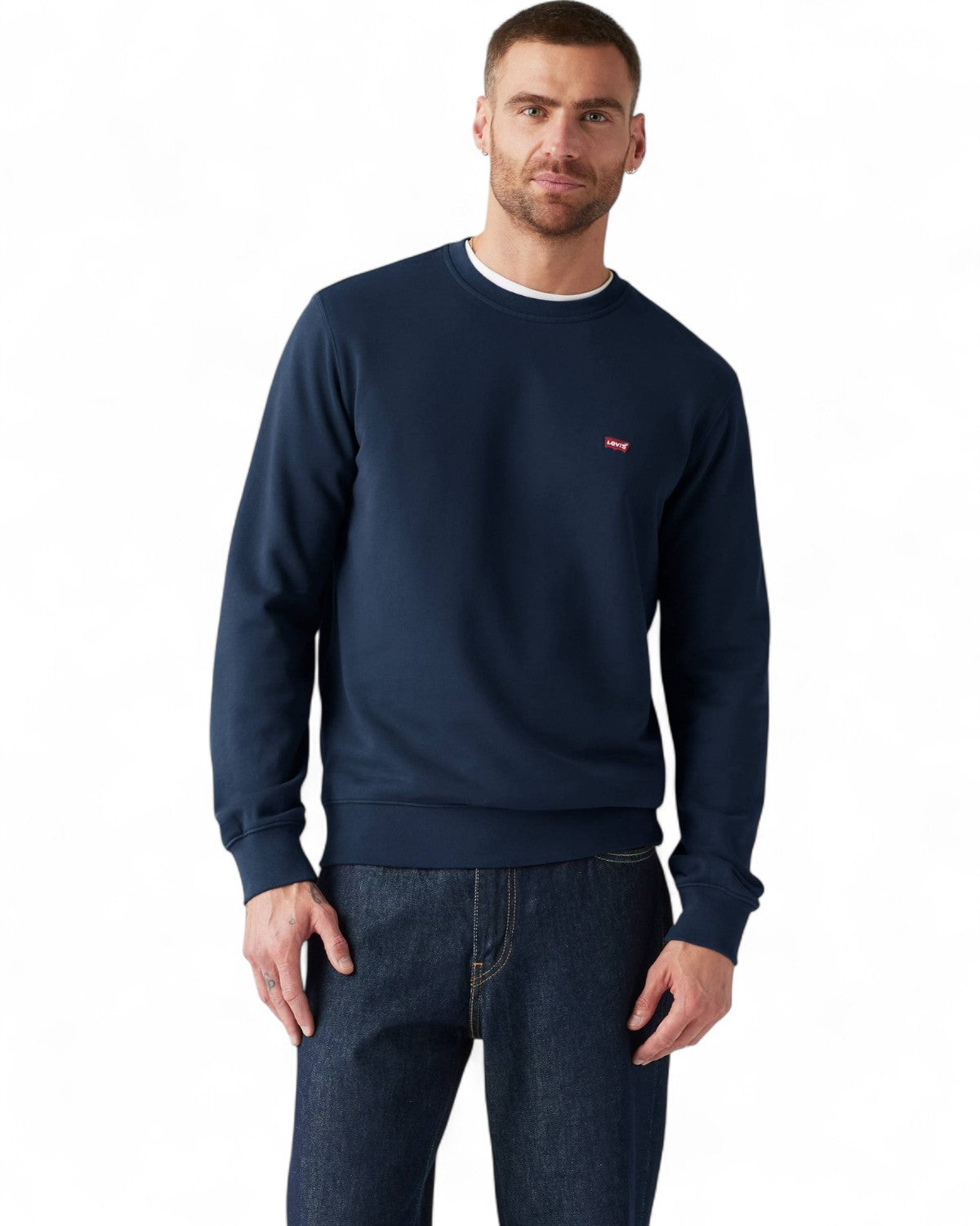 Modello indossa Felpa Girocollo Original Housemark Levi's in cotone blu, abbinata a jeans. Stile casual perfetto per l'inverno.