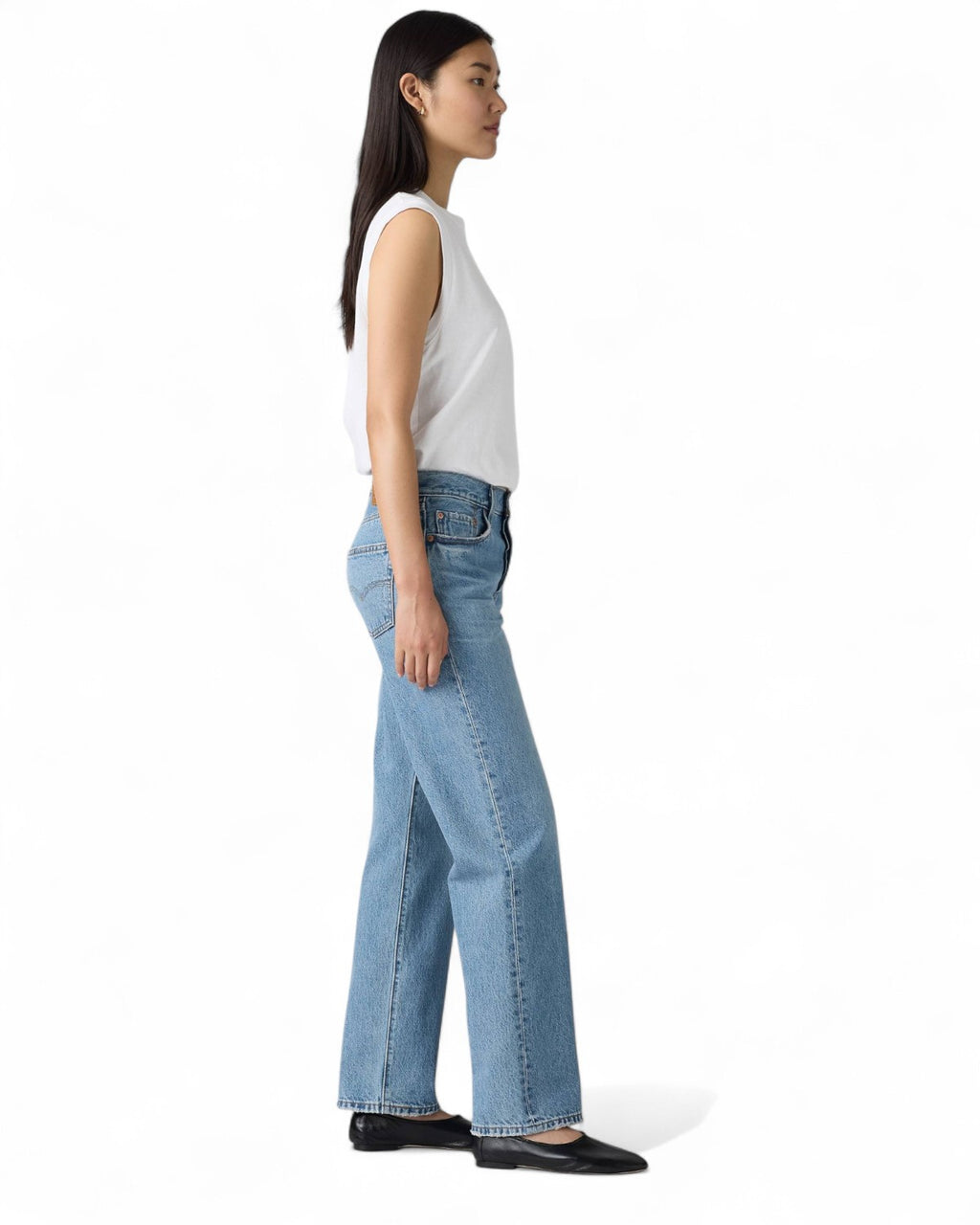 Profilo laterale dei Jeans Levi’s 501 anni ’90 da donna, denim blu chiaro con gamba ampia e vestibilità comoda, stile retrò FW26.