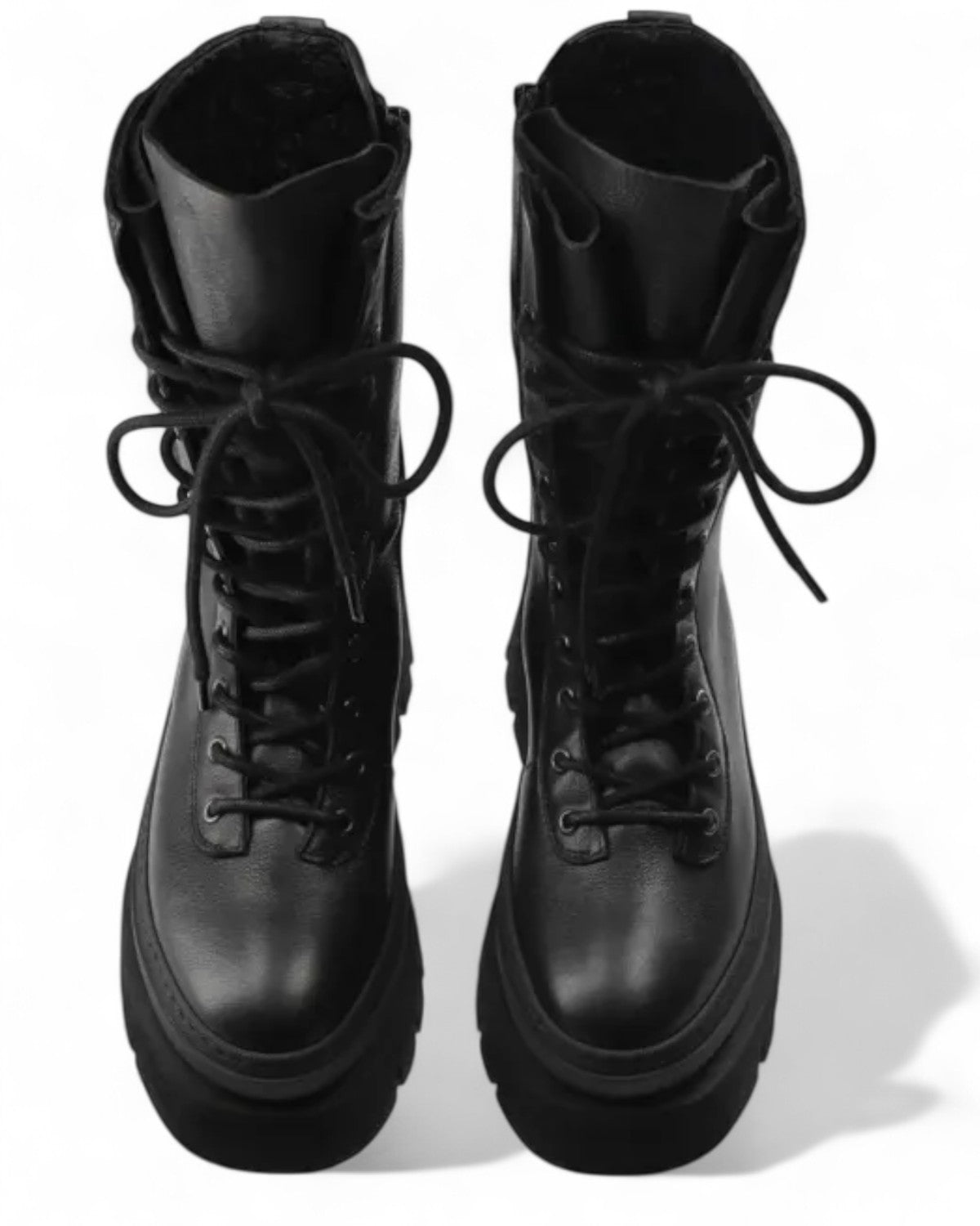 Vista dall’alto dei CPH691 stivaletti donna in pelle nera, con lacci e soletta interna rimovibile, ideali per look invernali urban-chic.
