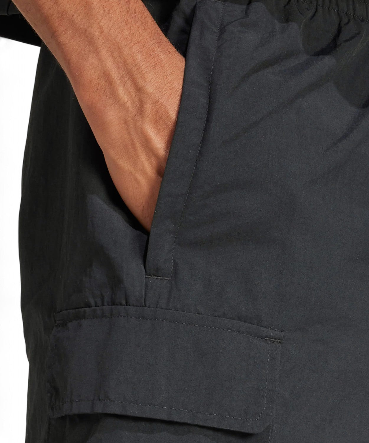 Adidas ESS WVN Pantaloncini Cargo in Poliammide-Adidas Originals-Shorts-Vittorio Citro Boutique