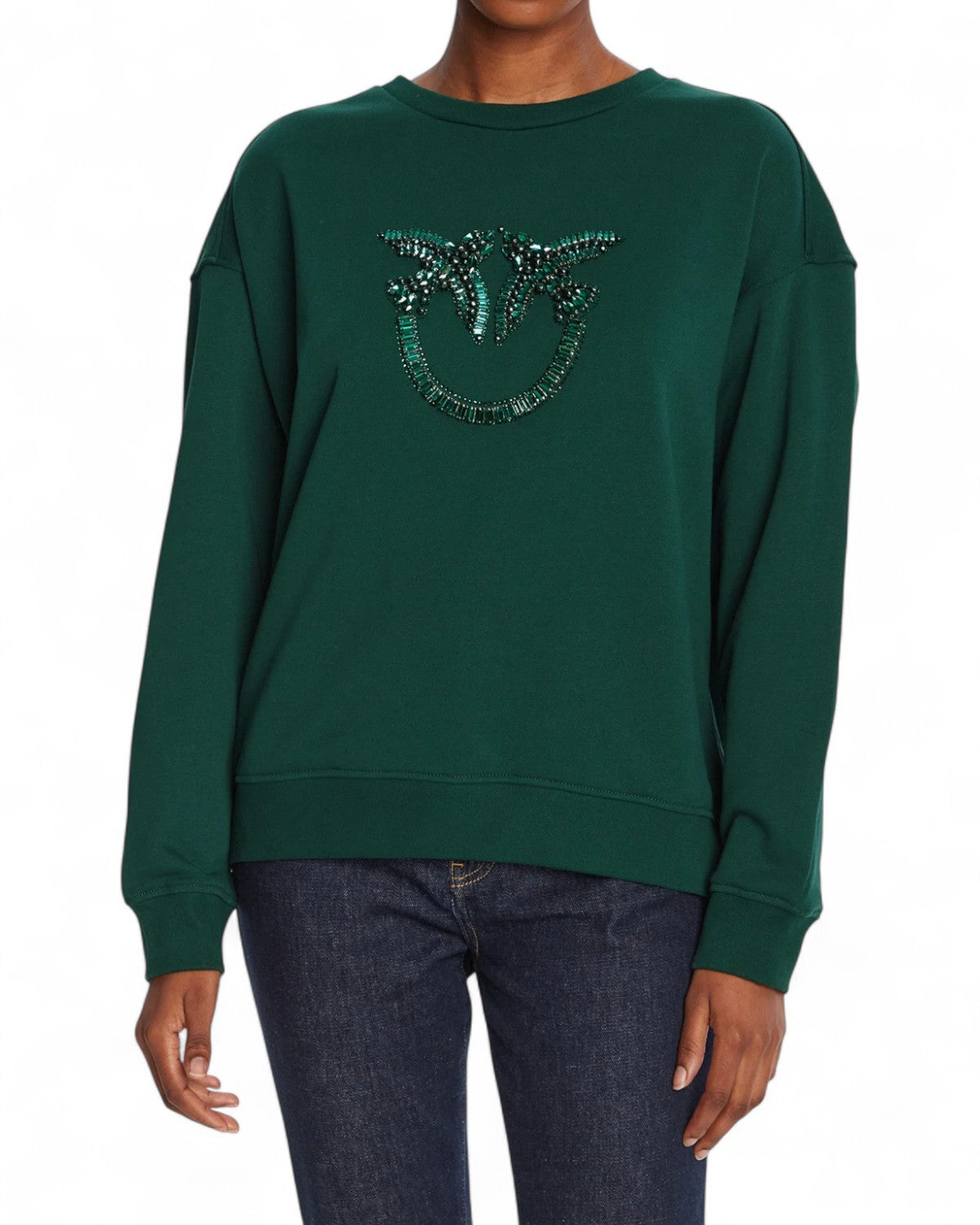 Felpa PINKO con ricamo gioiello Love Birds indossata, maniche lunghe e taglio morbido, perfetta per un look invernale sofisticato.