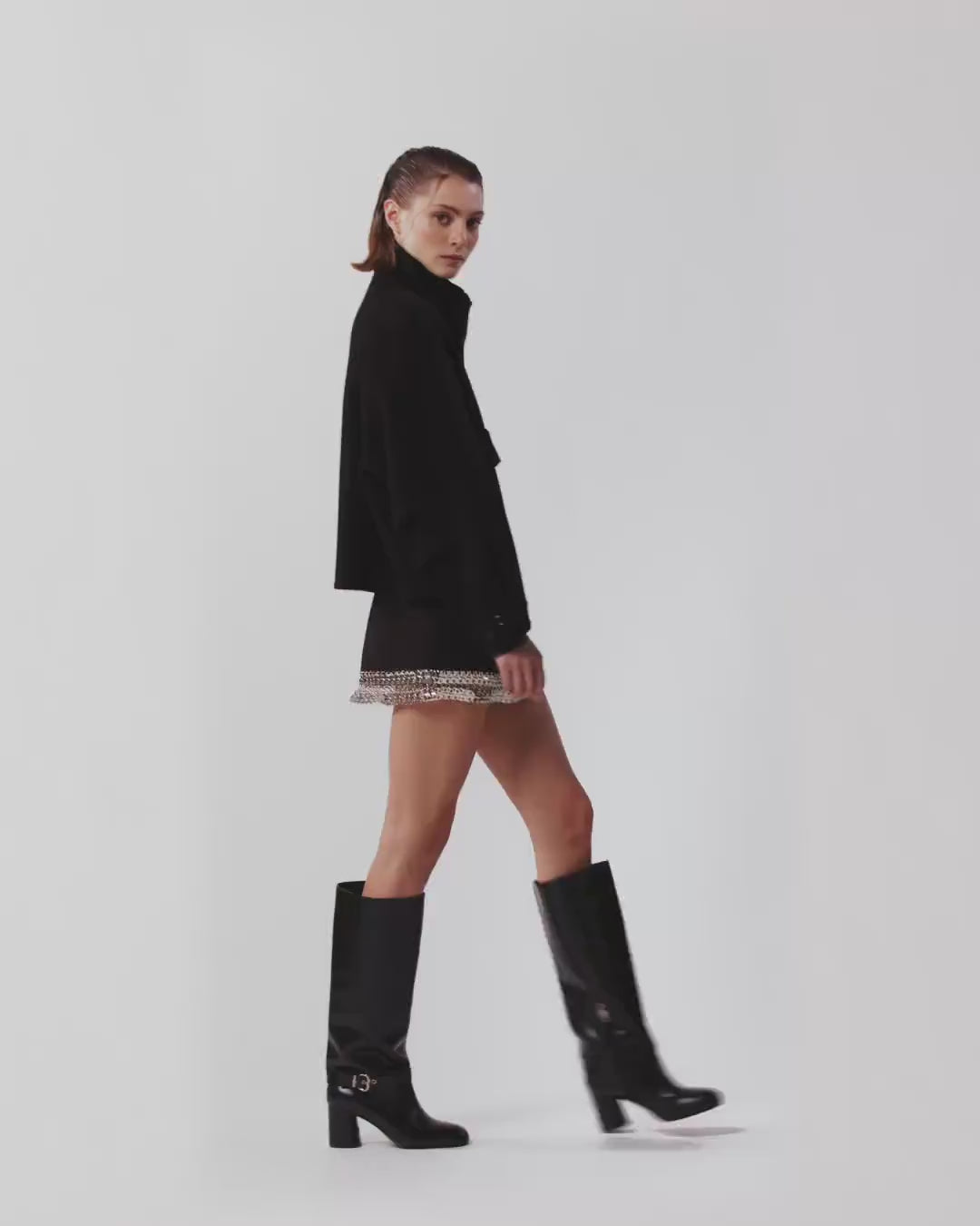 Krátký kabát lžíce v čisté vlněné dvojité látce s vysokým límcem