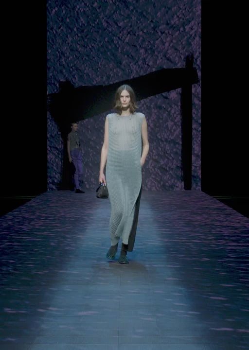 Abito lungo in maglia goffrata effetto 3D con maxi spacchi